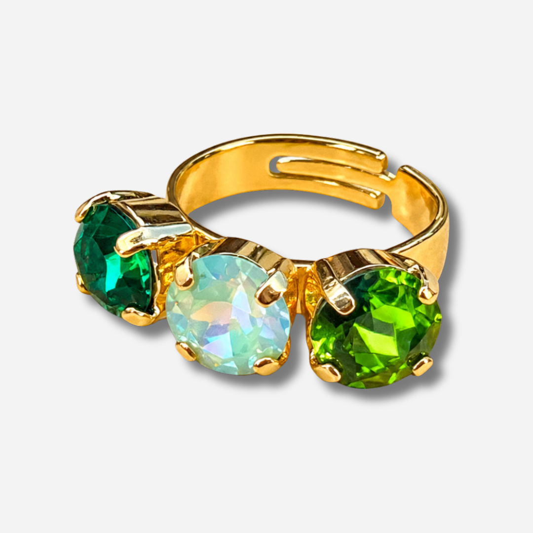 Bague Trio Émeraude Crézus dorée et réglable avec trois cristaux Swarovski ronds vert émeraude, vert d'eau opalescent et vert anis, sertis à griffes – Divinity Sète