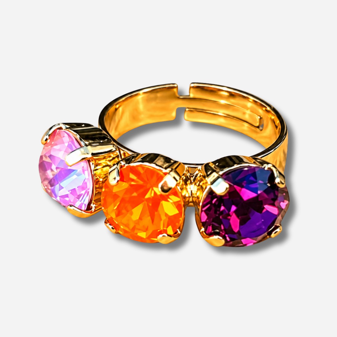 Bague Trio Figue Crézus dorée et réglable avec trois cristaux Swarovski ronds rose lilas irisé, orange lumineux et violet prune, sertis à griffes – Divinity Sète