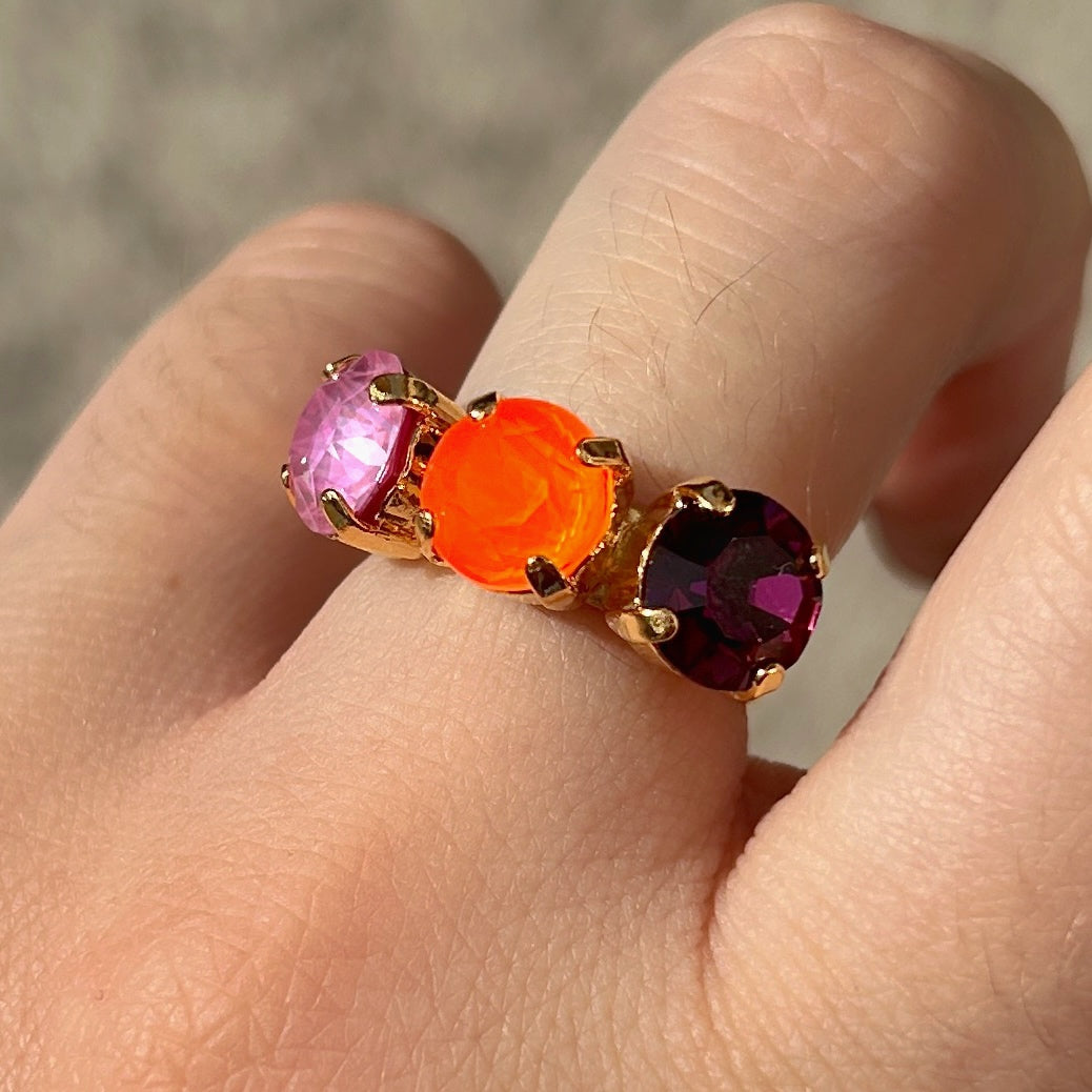 Bague Trio Figue Crézus dorée et réglable avec trois cristaux Swarovski ronds rose lilas irisé, orange lumineux et violet prune, sertis à griffes – Divinity Sète