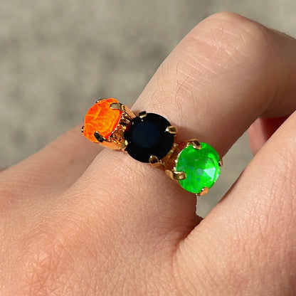 Bague Trio Fluo Crézus dorée et réglable avec trois cristaux Swarovski ronds orange fluorescent, noir et vert néon sertis à griffes – Divinity Sète