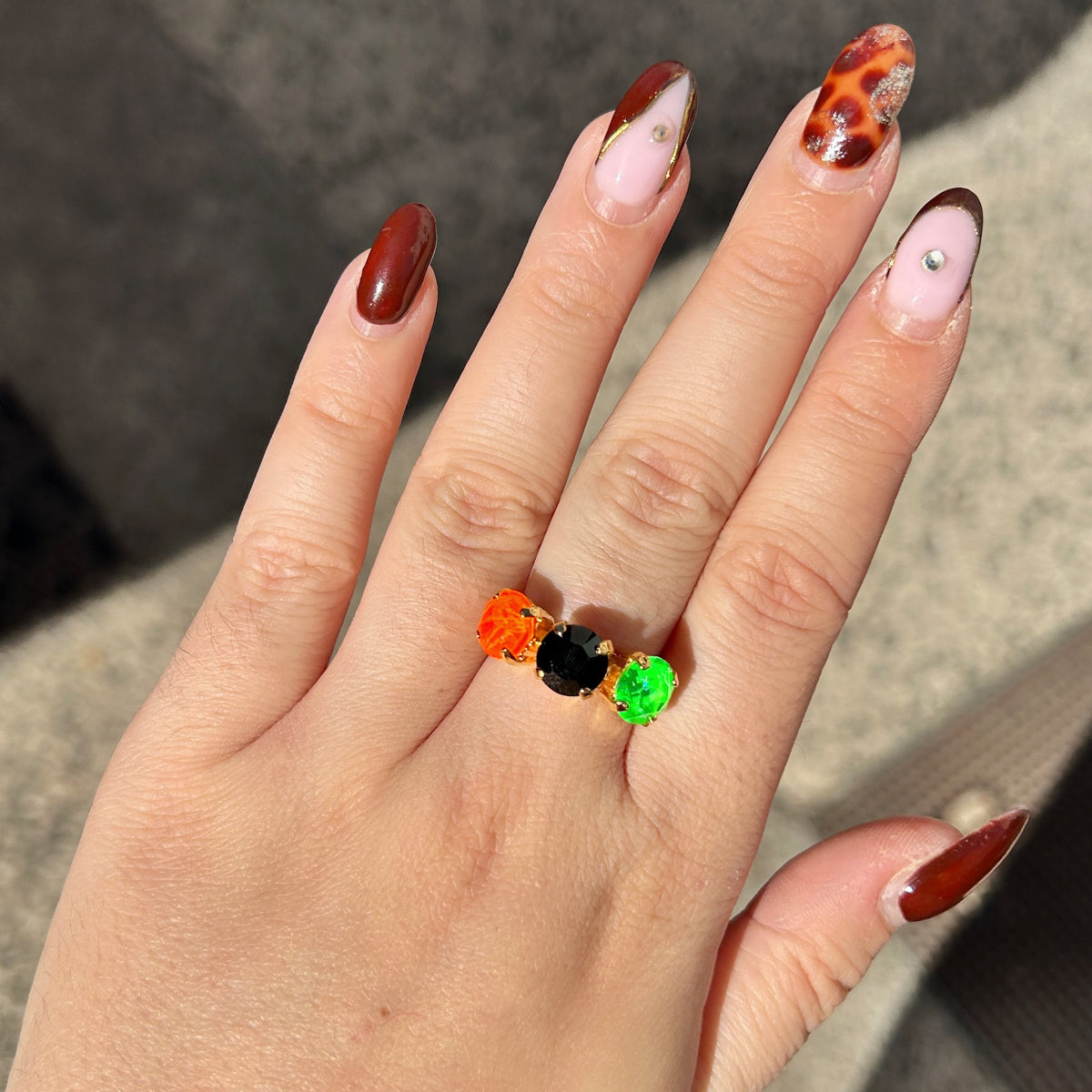 Bague Trio Fluo Crézus dorée et réglable avec trois cristaux Swarovski ronds orange fluorescent, noir et vert néon sertis à griffes – Divinity Sète