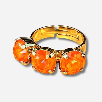 Bague Trio Fluo Orange Crézus dorée et réglable, ornée de trois cristaux Swarovski ronds orange fluorescent facettés et sertis à griffes – Divinity Sète