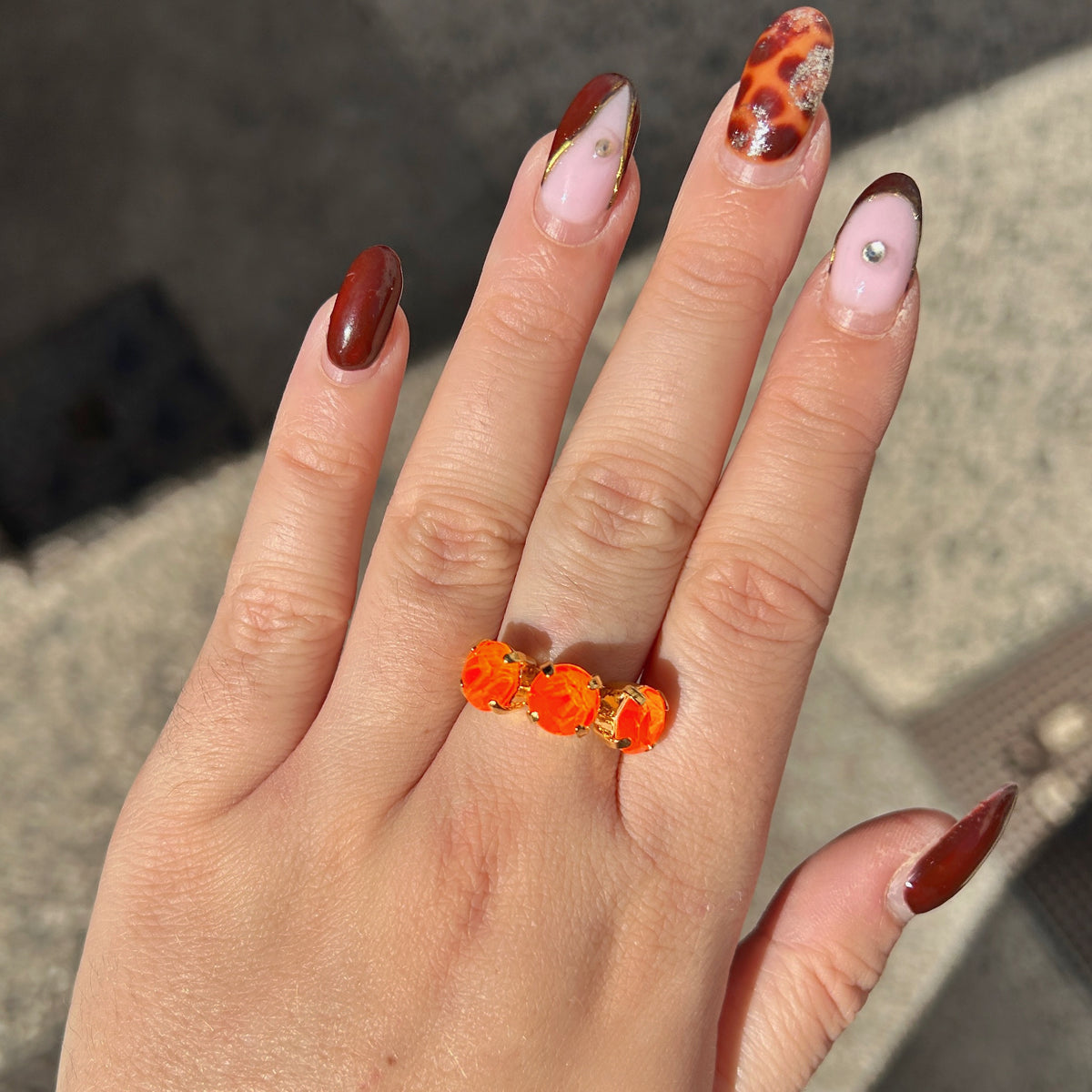 Bague Trio Fluo Orange Crézus dorée et réglable, ornée de trois cristaux Swarovski ronds orange fluorescent facettés et sertis à griffes – Divinity Sète