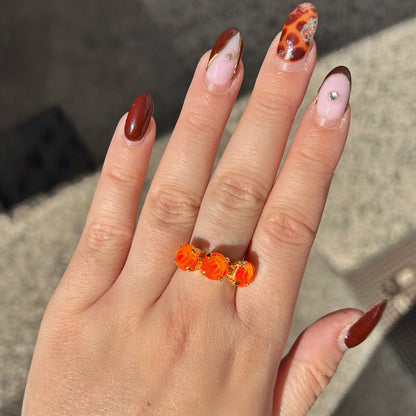 Bague Trio Fluo Orange Crézus dorée et réglable, ornée de trois cristaux Swarovski ronds orange fluorescent facettés et sertis à griffes – Divinity Sète