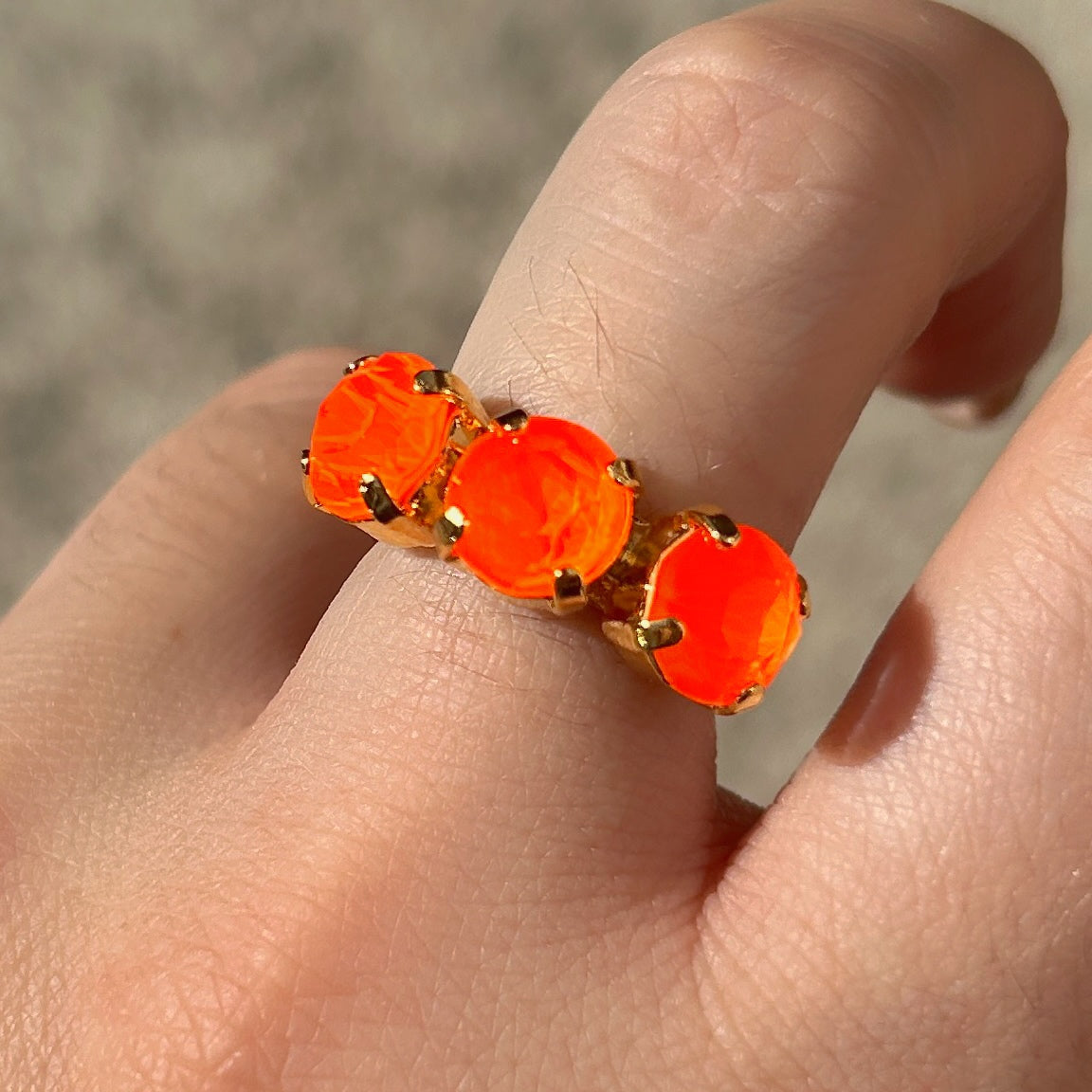 Bague Trio Fluo Orange Crézus dorée et réglable, ornée de trois cristaux Swarovski ronds orange fluorescent facettés et sertis à griffes – Divinity Sète