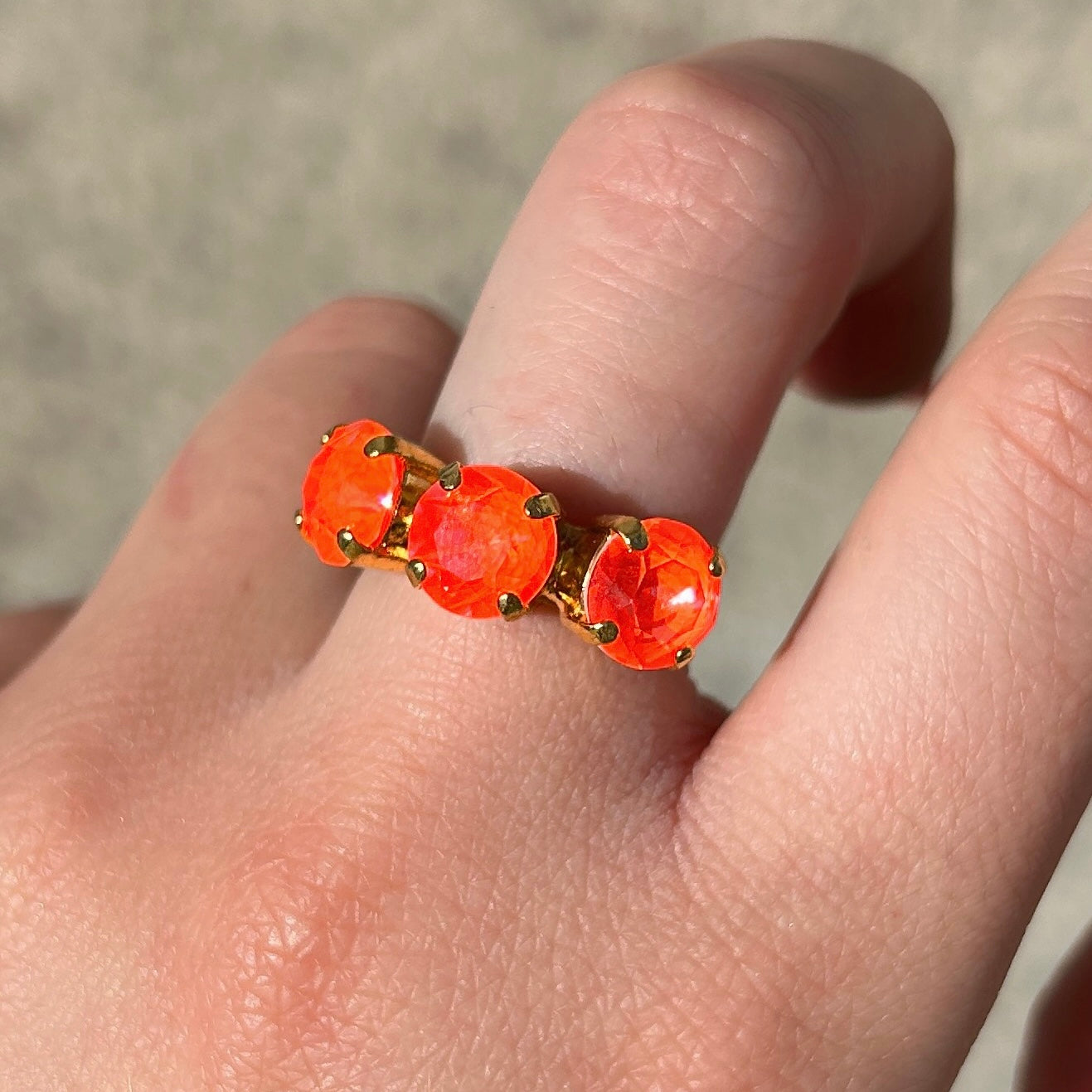 bague fluo orange crezus portée