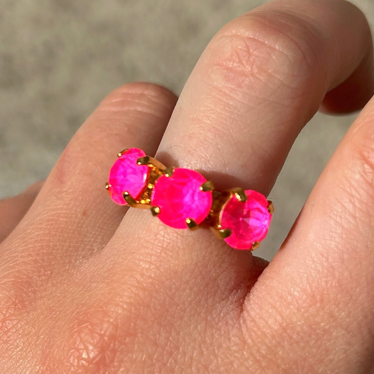 Bague Crézus rose néon trois pierres
