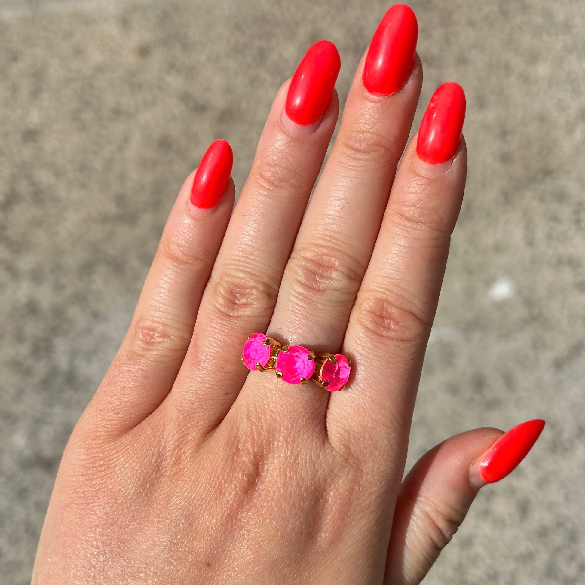 Bague dorée pierres rondes roses fluo Crézus