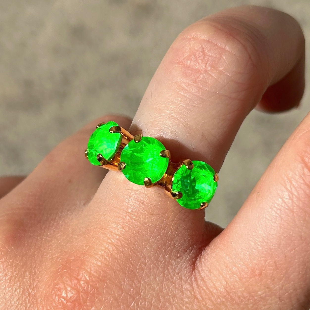Bague Crézus trois pierres vert fluo éclatant