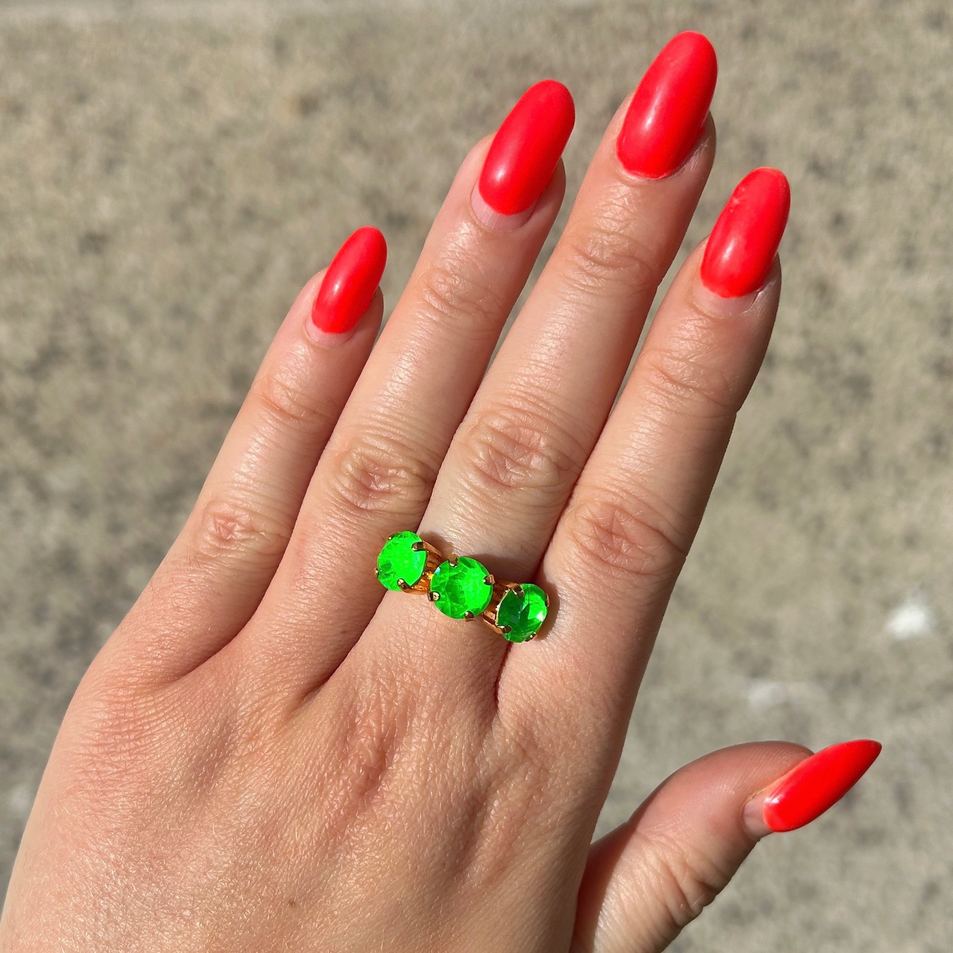 Bague dorée pierres vert néon Crézus
