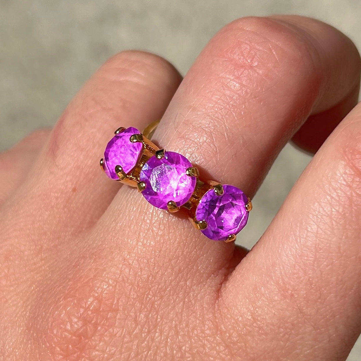 bague trio fluo violet crezus portée
