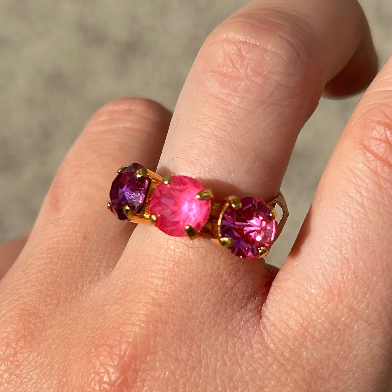 Bague Trio Framboise Crézus trois pierres roses fuchsia doré réglable