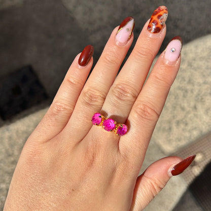 Bague Trio Fuchsia Crézus dorée et réglable, ornée de trois cristaux Swarovski ronds rose fuchsia intense, facettés et sertis à griffes – Divinity Sète