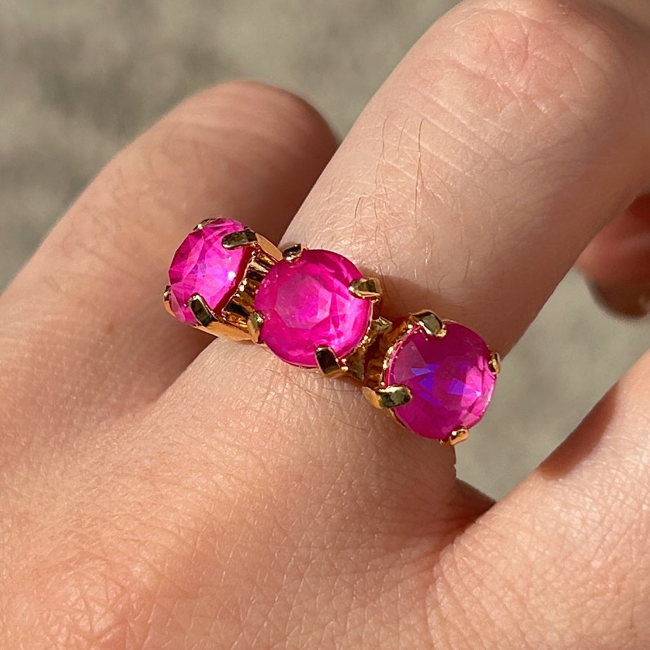 Bague Trio Fuchsia Crézus dorée et réglable, ornée de trois cristaux Swarovski ronds rose fuchsia intense, facettés et sertis à griffes – Divinity Sète
