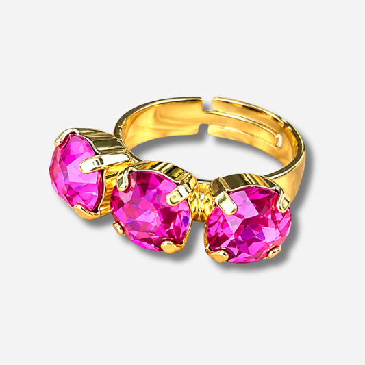 Bague Trio Fuchsia Crézus dorée et réglable, ornée de trois cristaux Swarovski ronds rose fuchsia intense, facettés et sertis à griffes – Divinity Sète