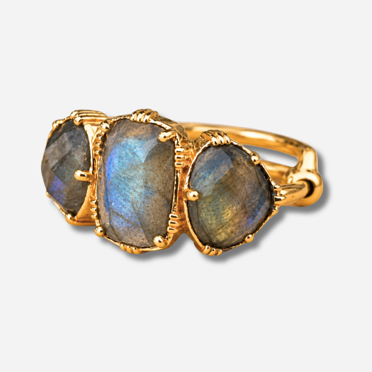 Bague Trio GM Au Fil de Lo avec trois labradorites naturelles facettées et monture dorée – Divinity Sète