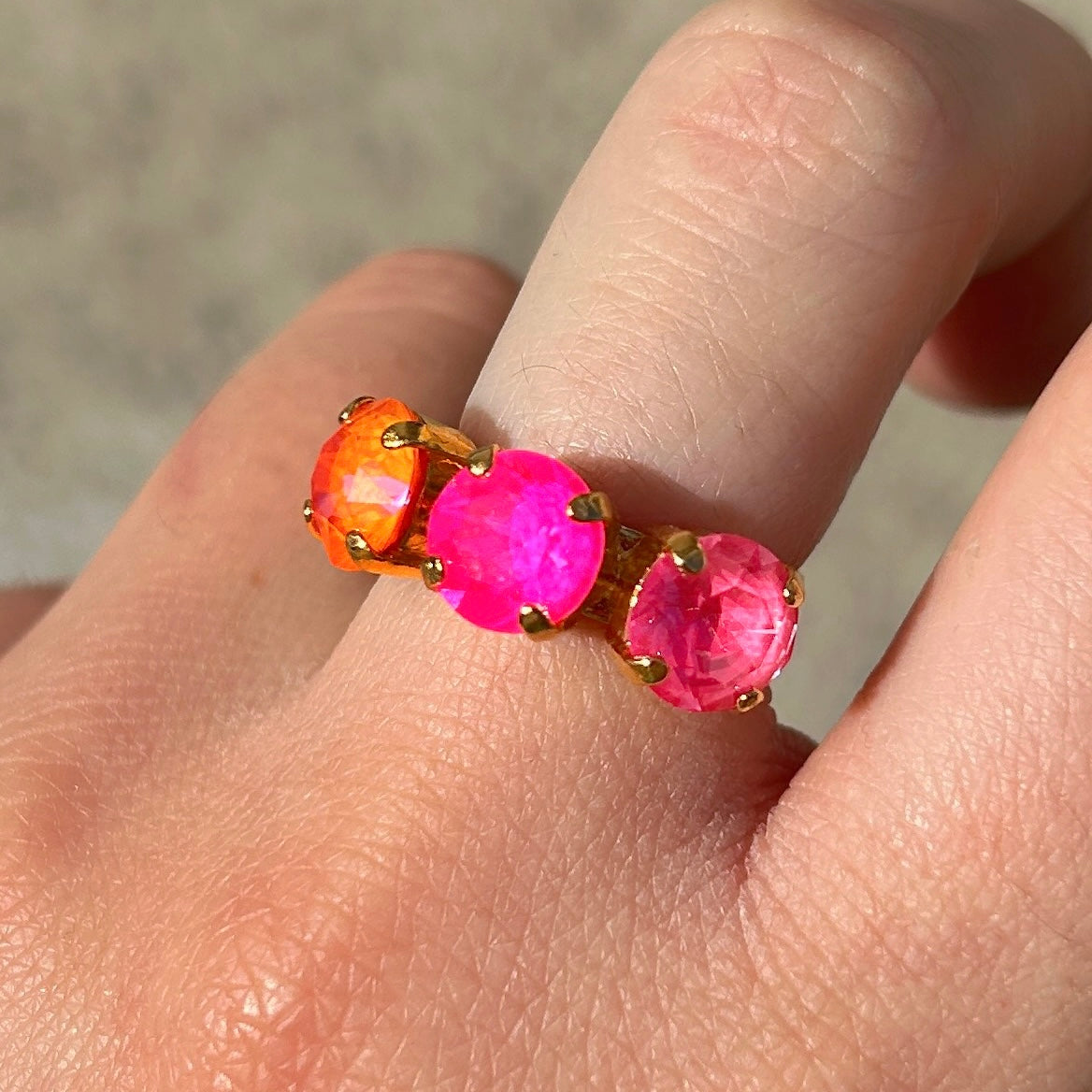 Bague Trio Hibiscus Crézus trio de pierres rose fuchsia corail doré réglable