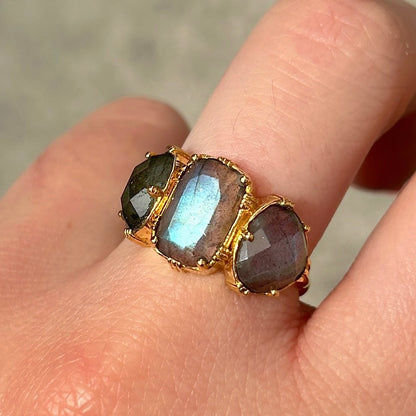 Bague trois pierres labradorite reflets bleus Au Fil de Lo