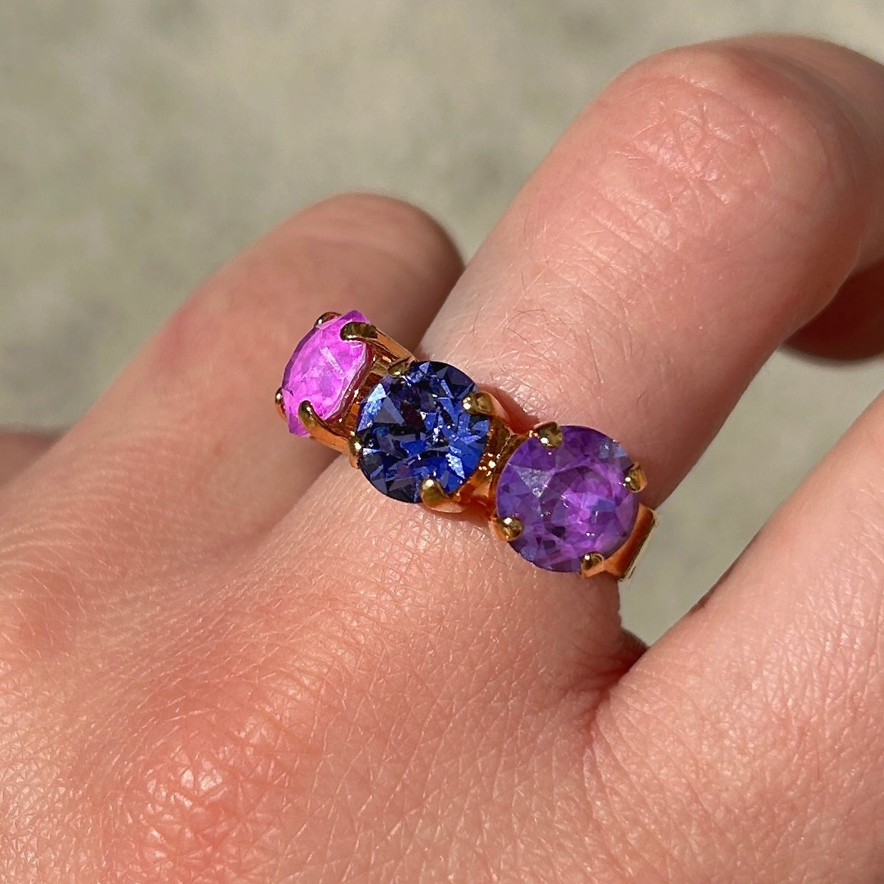 Bague Crézus trio pierres violettes et bleues