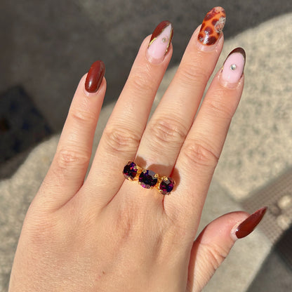 Bague Trio Mauve Crézus dorée et réglable avec trois cristaux Swarovski ronds violet profond aux reflets prune et améthyste, facettés et sertis à griffes – Divinity Sète
