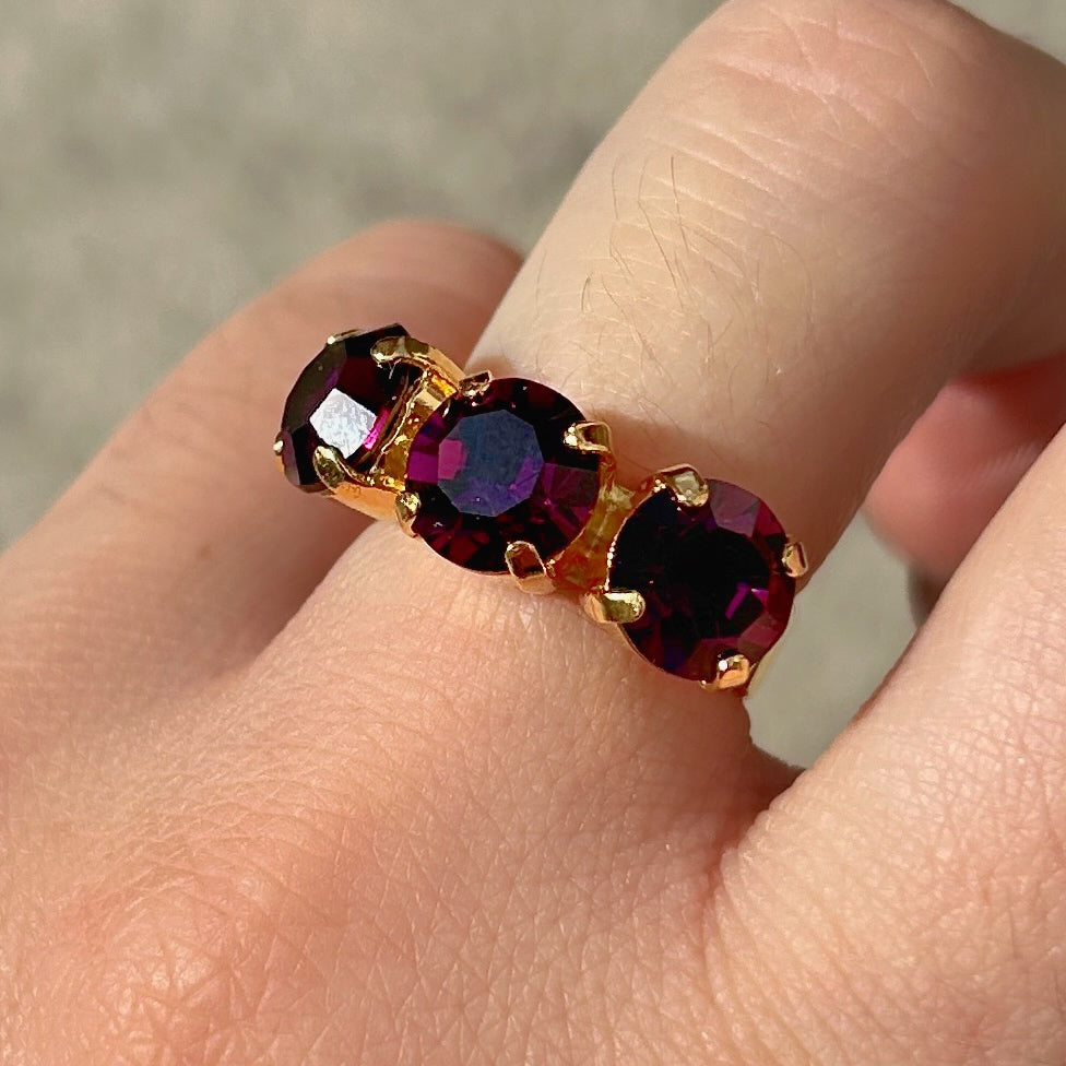 Bague Trio Mauve Crézus dorée et réglable avec trois cristaux Swarovski ronds violet profond aux reflets prune et améthyste, facettés et sertis à griffes – Divinity Sète