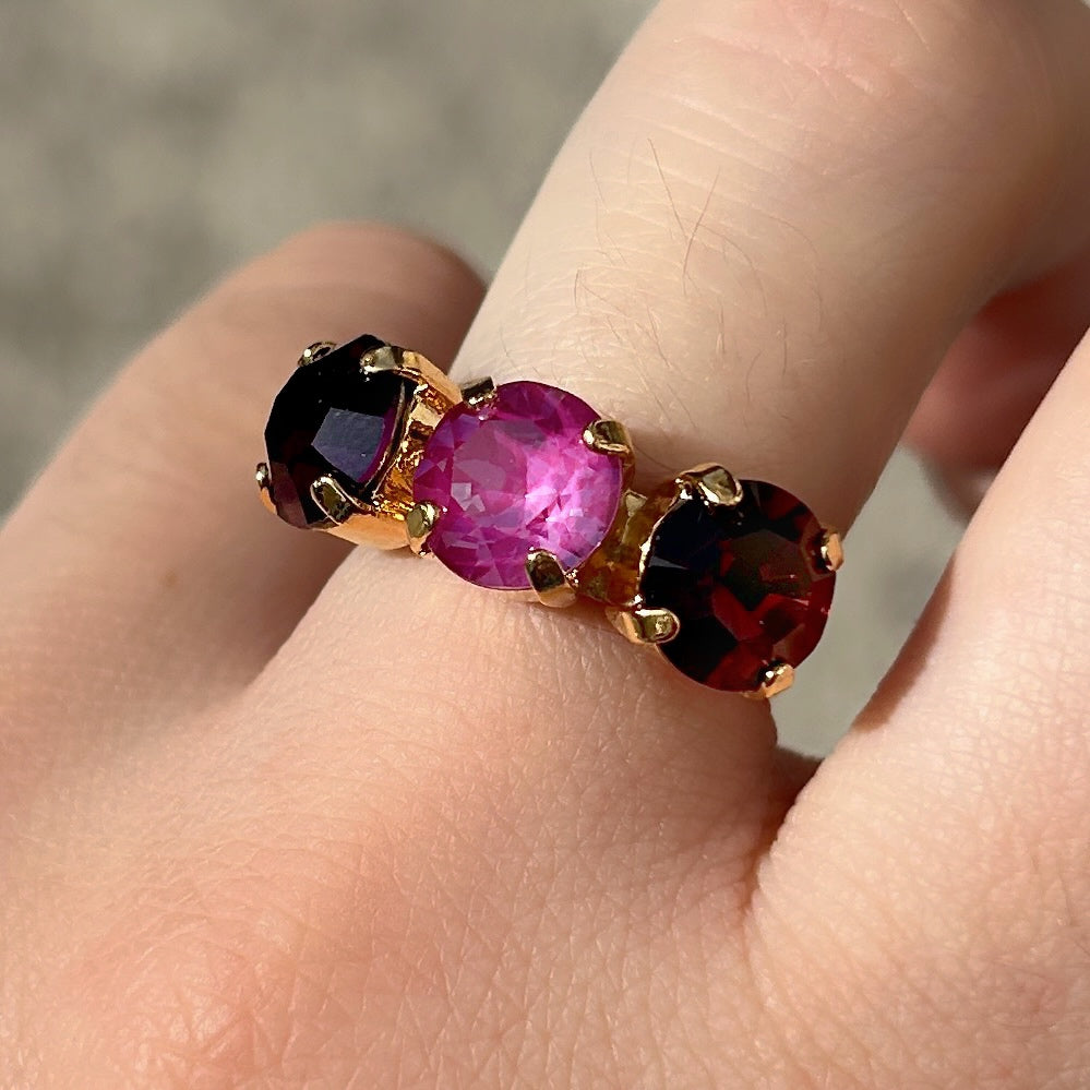 Bague Trio Mûre Crézus dorée et réglable avec trois cristaux Swarovski ronds violet prune profond, rose orchidée et violet améthyste, sertis à griffes – Divinity Sète