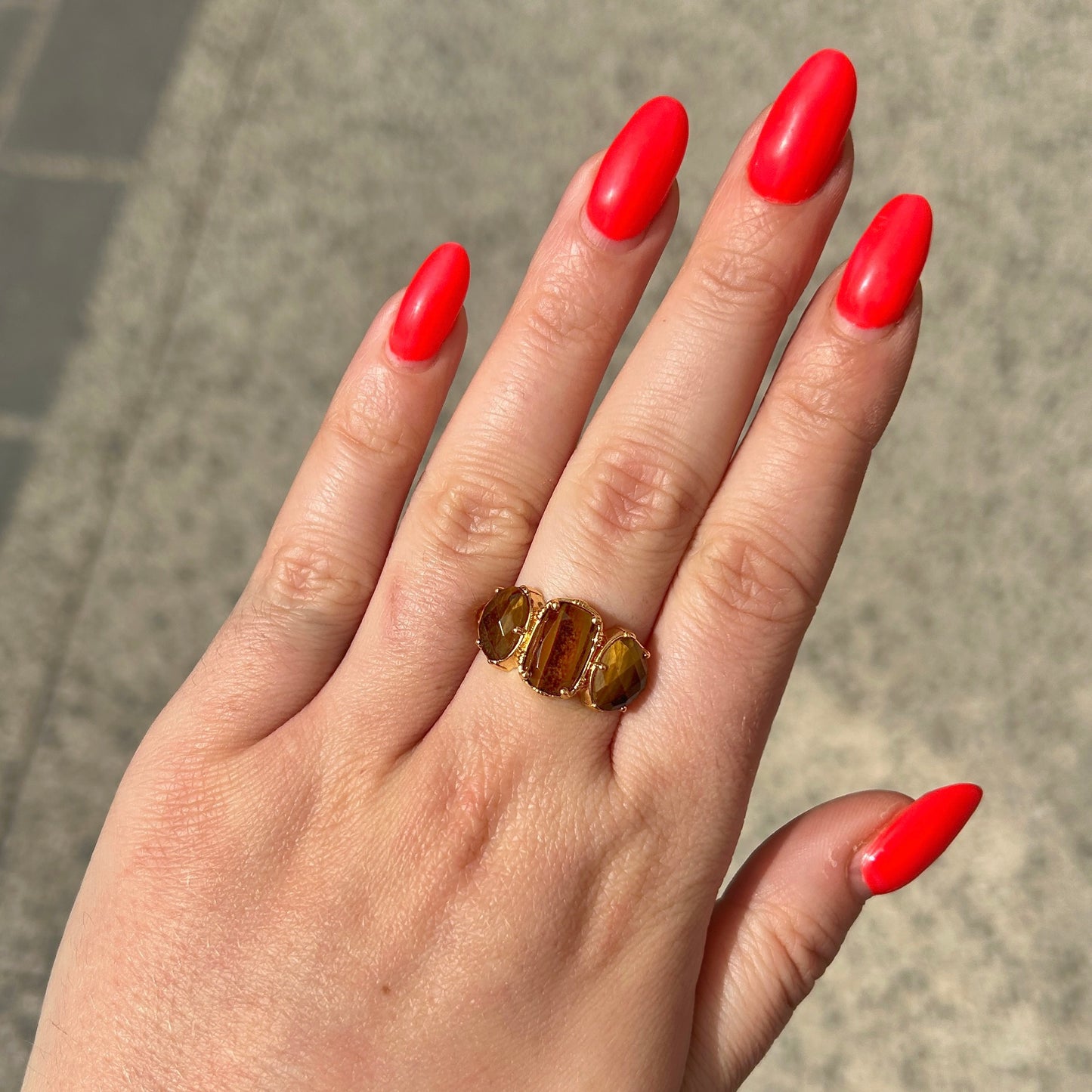 Bague oeil de tigre portée Au Fil de Lo trio pierre
