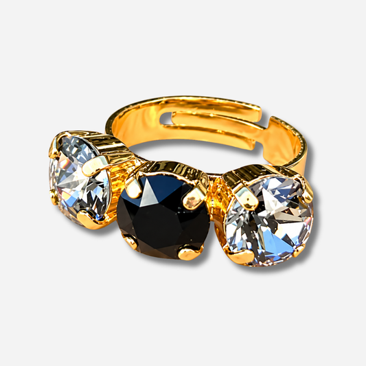 Bague Trio Onyx Crézus dorée ajustable ornée de trois cristaux carrés facettés, un noir central et deux transparents, avec monture dorée à griffes.