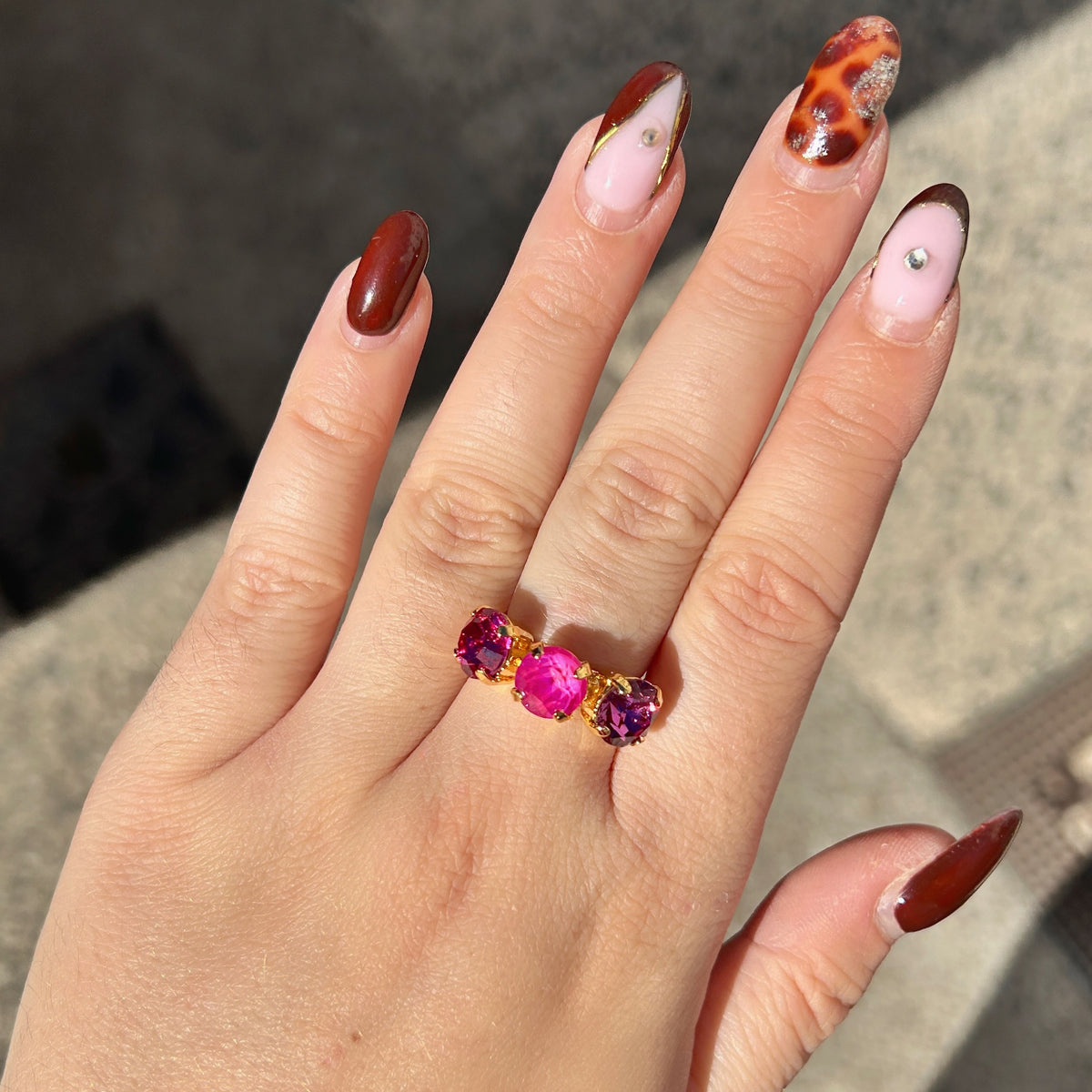 Bague Trio Orchidée Crézus dorée et réglable avec trois cristaux Swarovski ronds rose fuchsia, rose orchidée vif et violet pourpre, sertis à griffes – Divinity Sète