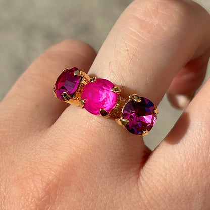 Bague Trio Orchidée Crézus dorée et réglable avec trois cristaux Swarovski ronds rose fuchsia, rose orchidée vif et violet pourpre, sertis à griffes – Divinity Sète