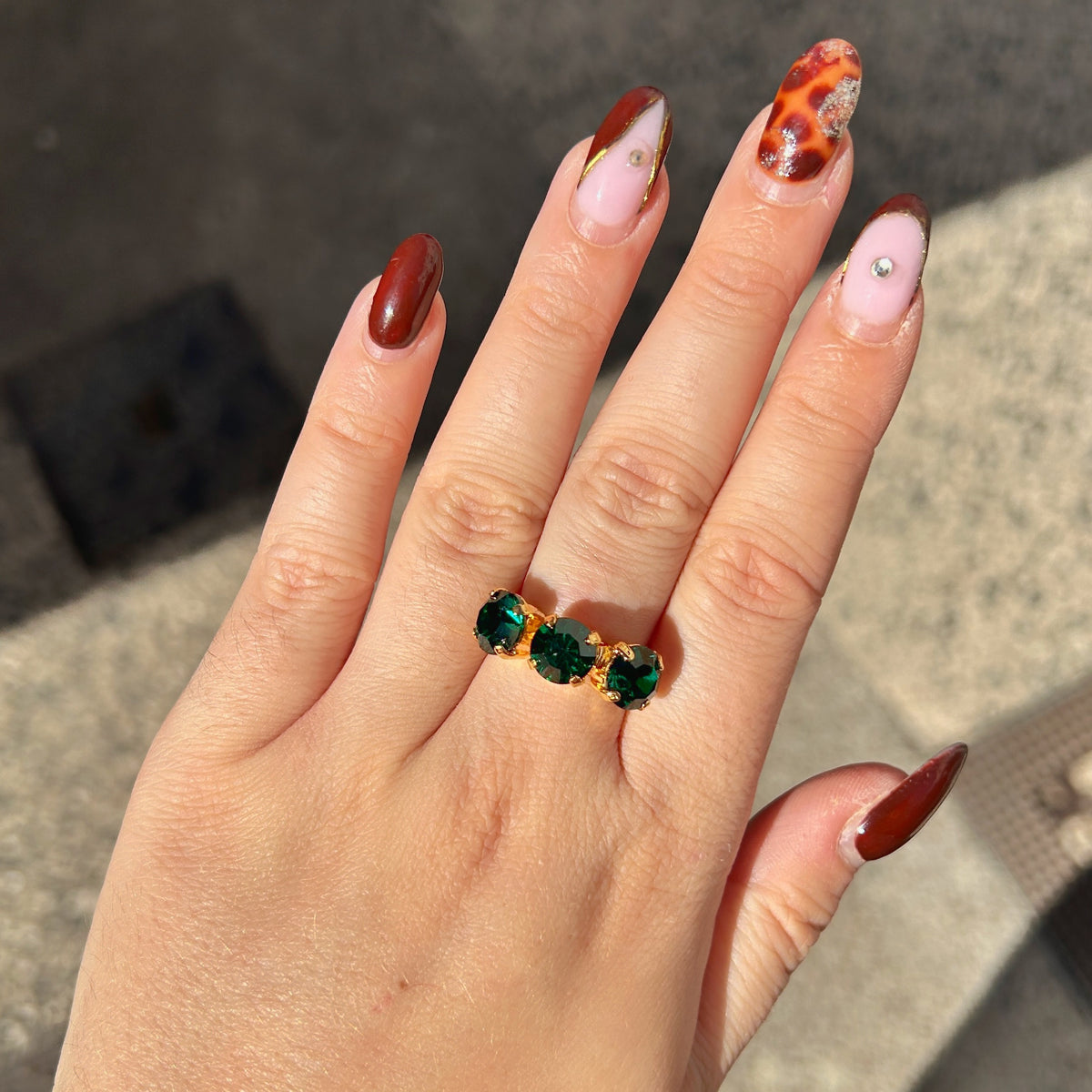 Bague Trio Sapin Crézus dorée et réglable, ornée de trois cristaux Swarovski ronds vert sapin profond, facettés et sertis à griffes – Divinity Sète