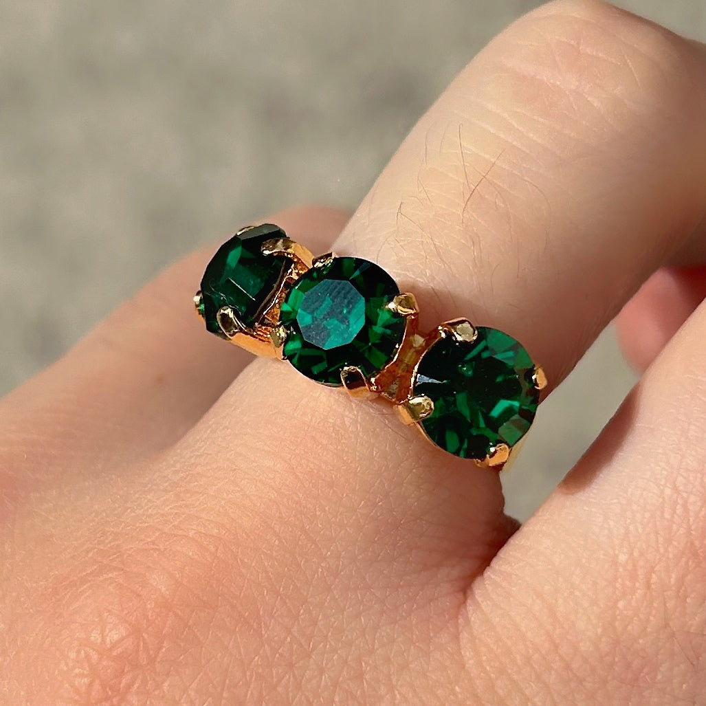 Bague Trio Sapin Crézus dorée et réglable, ornée de trois cristaux Swarovski ronds vert sapin profond, facettés et sertis à griffes – Divinity Sète