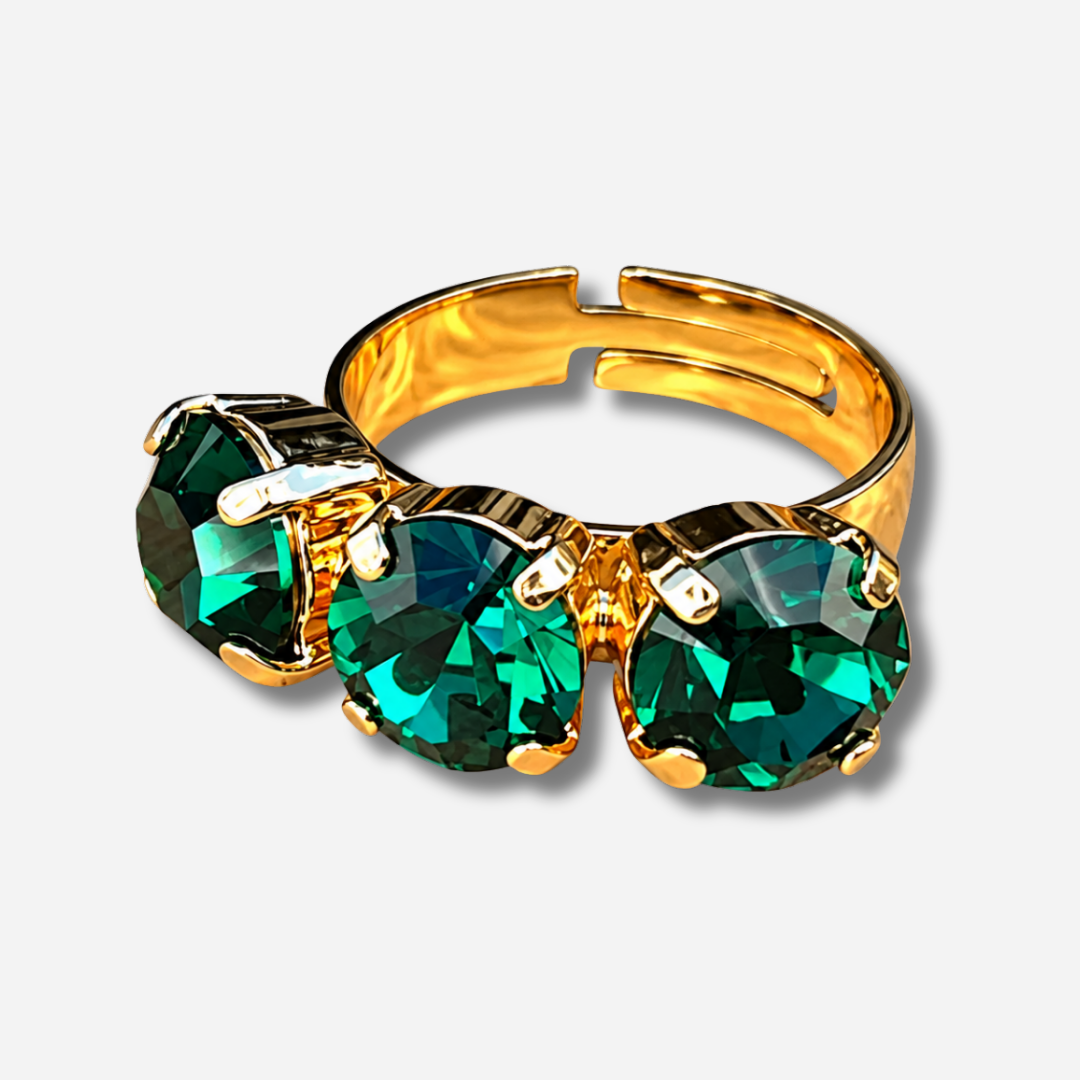 Bague Trio Sapin Crézus dorée et réglable, ornée de trois cristaux Swarovski ronds vert sapin profond, facettés et sertis à griffes – Divinity Sète