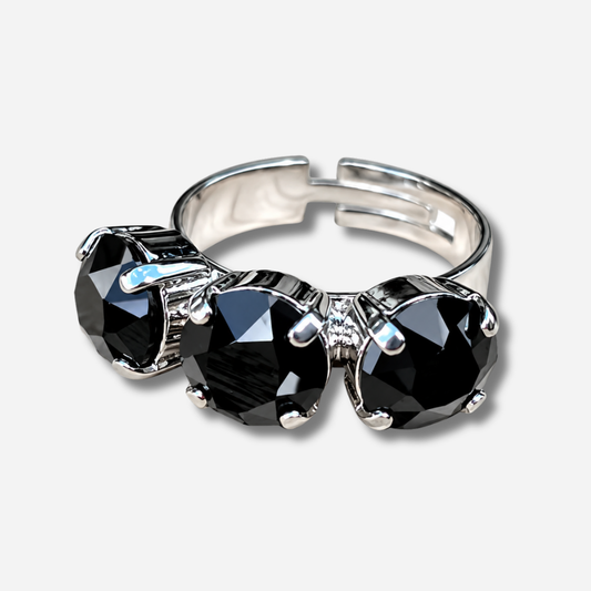 Bague Trio Silver Black Crézus argentée ajustable ornée de trois cristaux noirs ronds facettés, sertis de griffes argentées et disposés côte à côte.