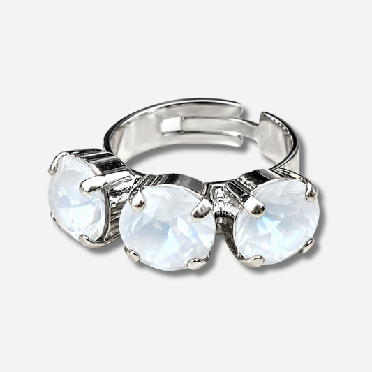 Bague Trio Silver Blanc Crézus ajustable, monture argentée ornée de trois cristaux ronds blancs opalescents facettés, sertis de griffes argentées.