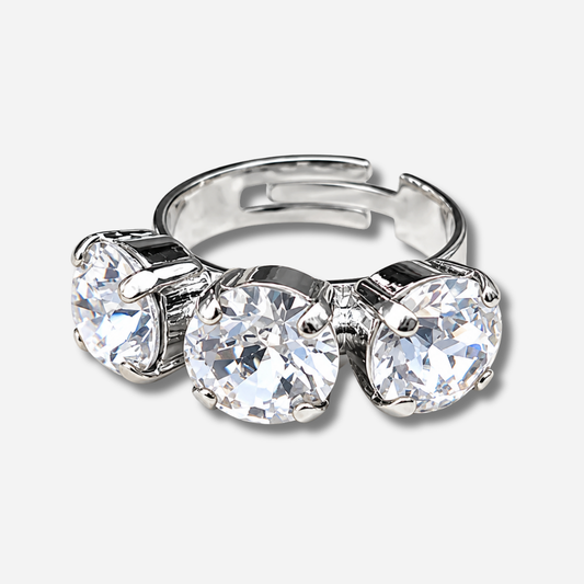 Bague Trio Silver Crézus argentée ajustable ornée de trois cristaux ronds transparents facettés, sertis de griffes argentées et disposés côte à côte.