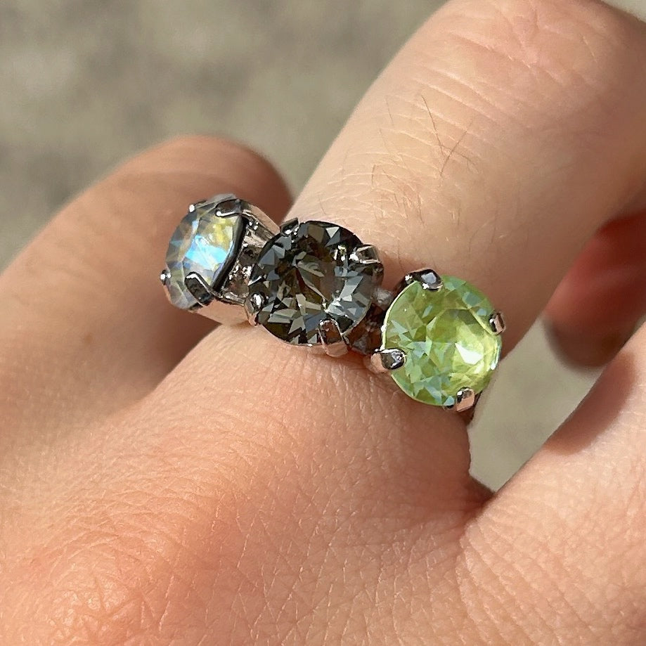 Bague Trio Silver Lime Crézus argentée et réglable, ornée de trois cristaux Swarovski ronds facettés vert lime, gris fumé et clair irisé, sertis à griffes – Divinity Sète