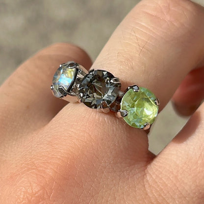 Bague Trio Silver Lime Crézus argentée et réglable, ornée de trois cristaux Swarovski ronds facettés vert lime, gris fumé et clair irisé, sertis à griffes – Divinity Sète