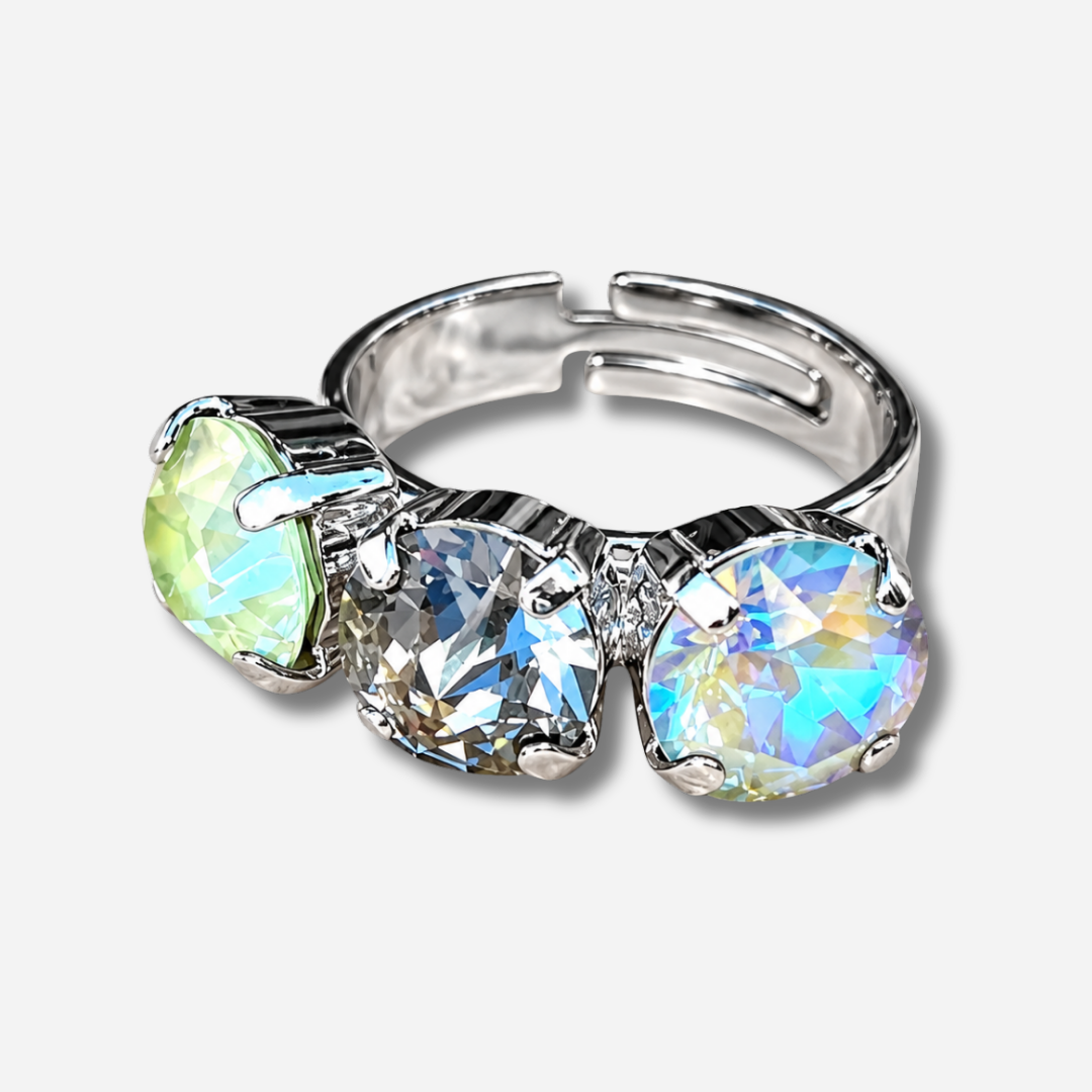 Bague Trio Silver Lime Crézus argentée et réglable, ornée de trois cristaux Swarovski ronds facettés vert lime, gris fumé et clair irisé, sertis à griffes – Divinity Sète