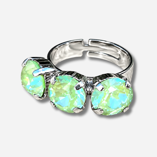 Bague Trio Silver Vert Crézus argentée et réglable, ornée de trois cristaux Swarovski ronds vert clair aux reflets lumineux, facettés et sertis à griffes – Divinity Sète