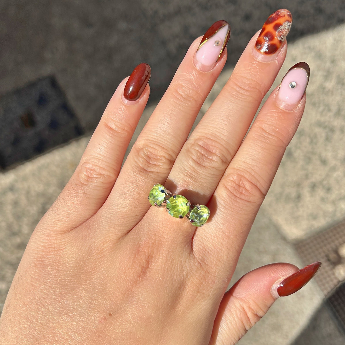 Bague Trio Silver Vert Crézus argentée et réglable, ornée de trois cristaux Swarovski ronds vert clair aux reflets lumineux, facettés et sertis à griffes – Divinity Sète