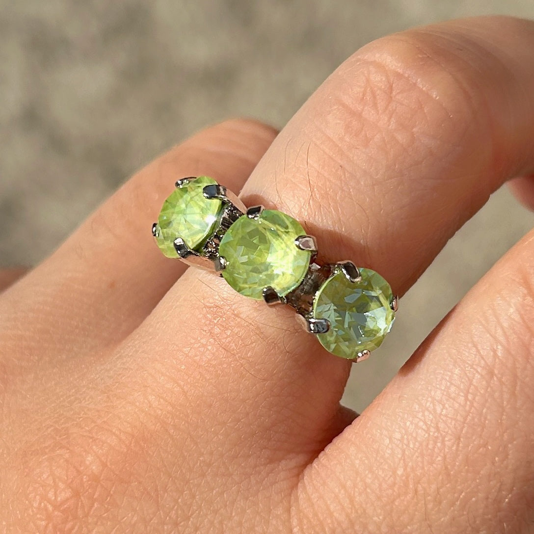 Bague Trio Silver Vert Crézus argentée et réglable, ornée de trois cristaux Swarovski ronds vert clair aux reflets lumineux, facettés et sertis à griffes – Divinity Sète