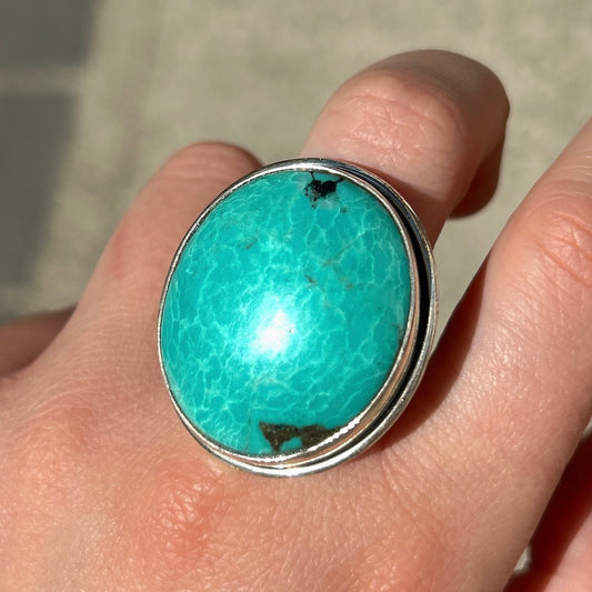 Bague turquoise ronde portée argent 925