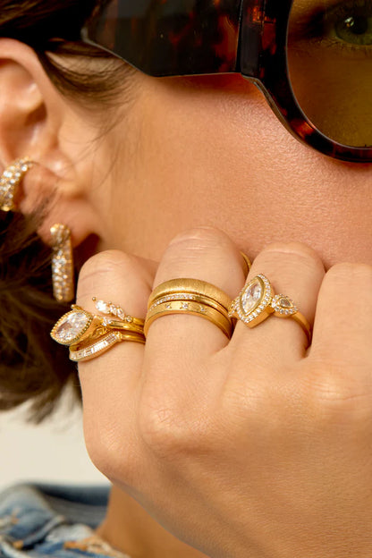 Bague Unity Mya Bay dorée avec cristal marquise