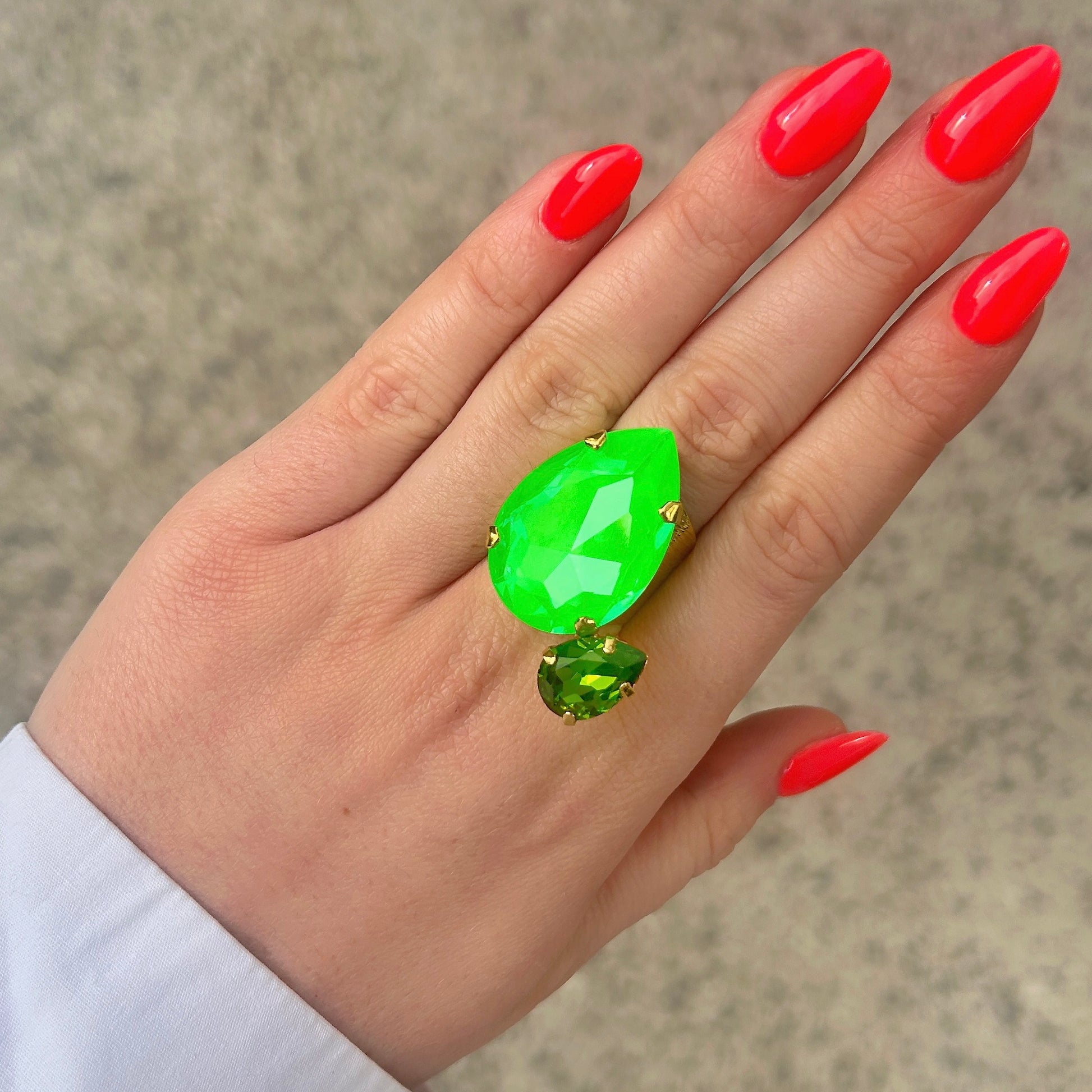 Bague pierre verte fluo Crézus dorée