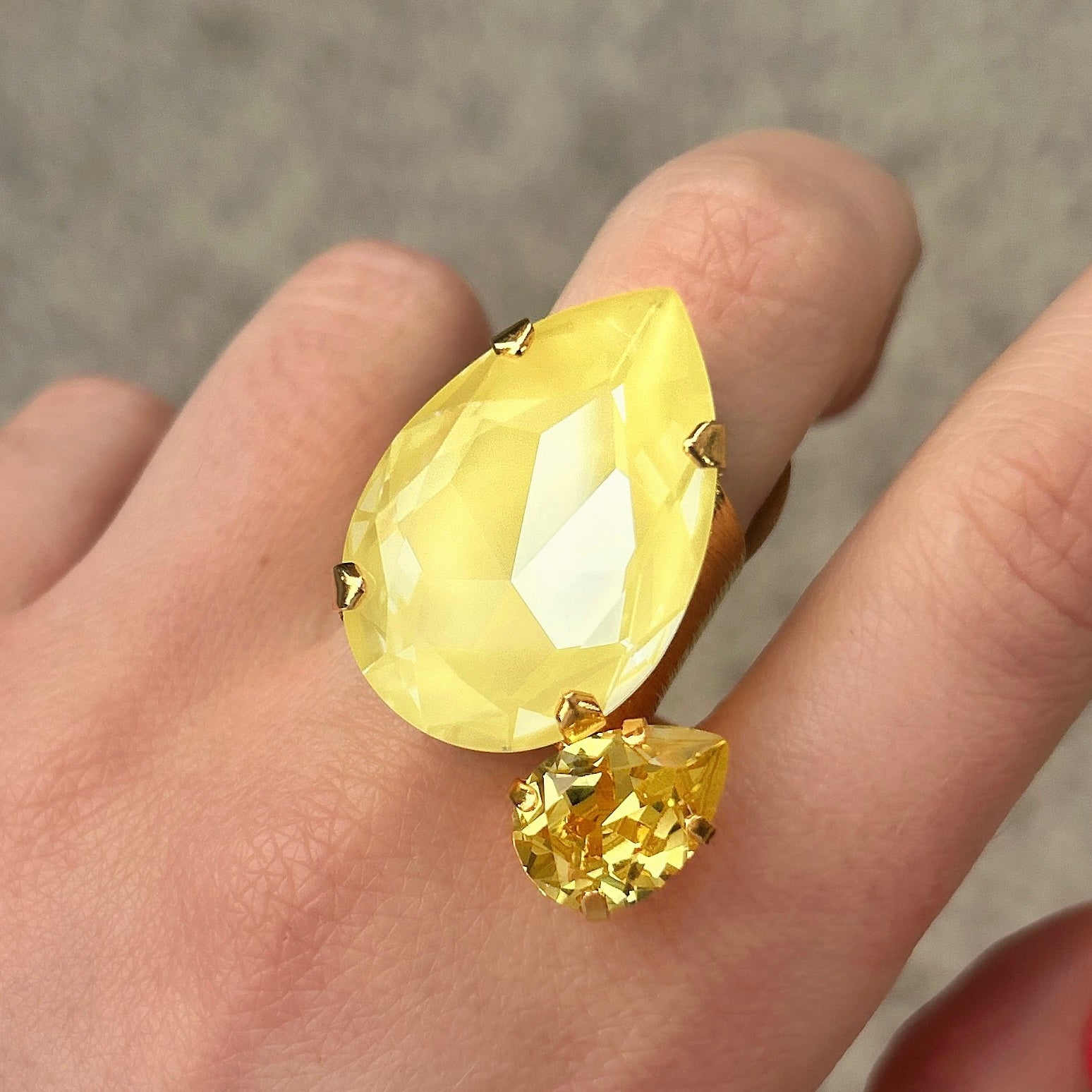 Bague Venusea Vanille portée Crézus