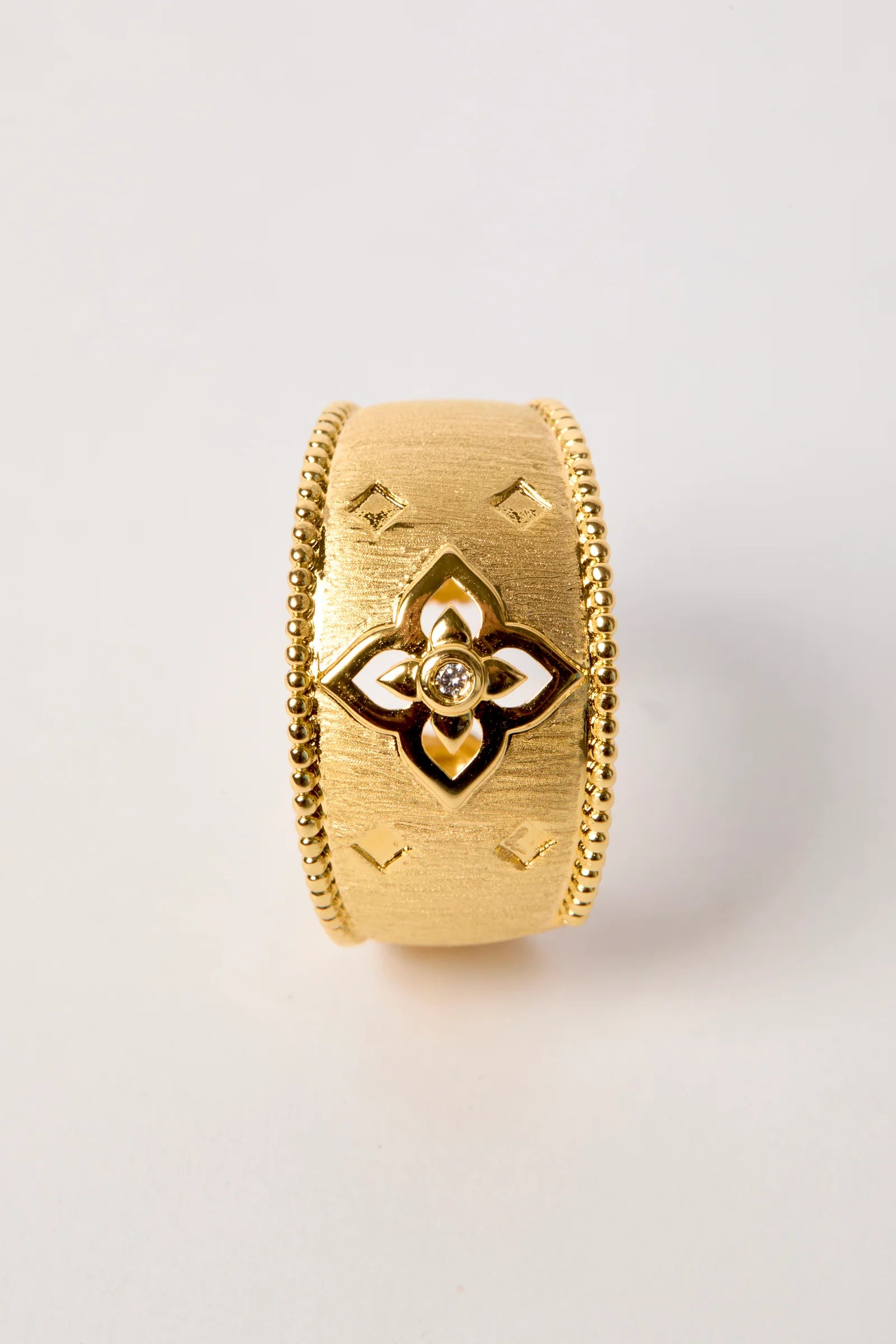 Détail fleur lotus émail blanc cristal bague White Lotus Cuff Mya Bay