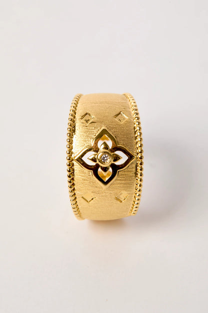 Détail fleur lotus émail blanc cristal bague White Lotus Cuff Mya Bay