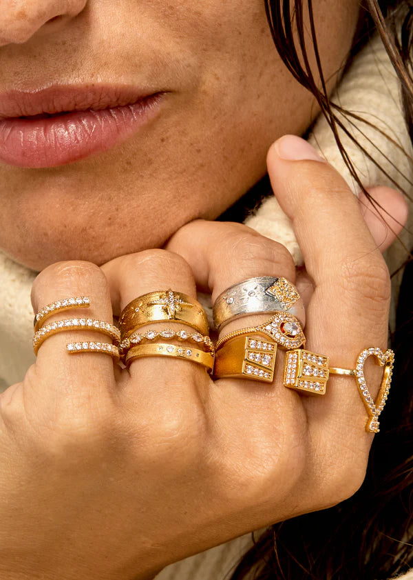 Bague White Majestic Eye Mya Bay portée en accumulation