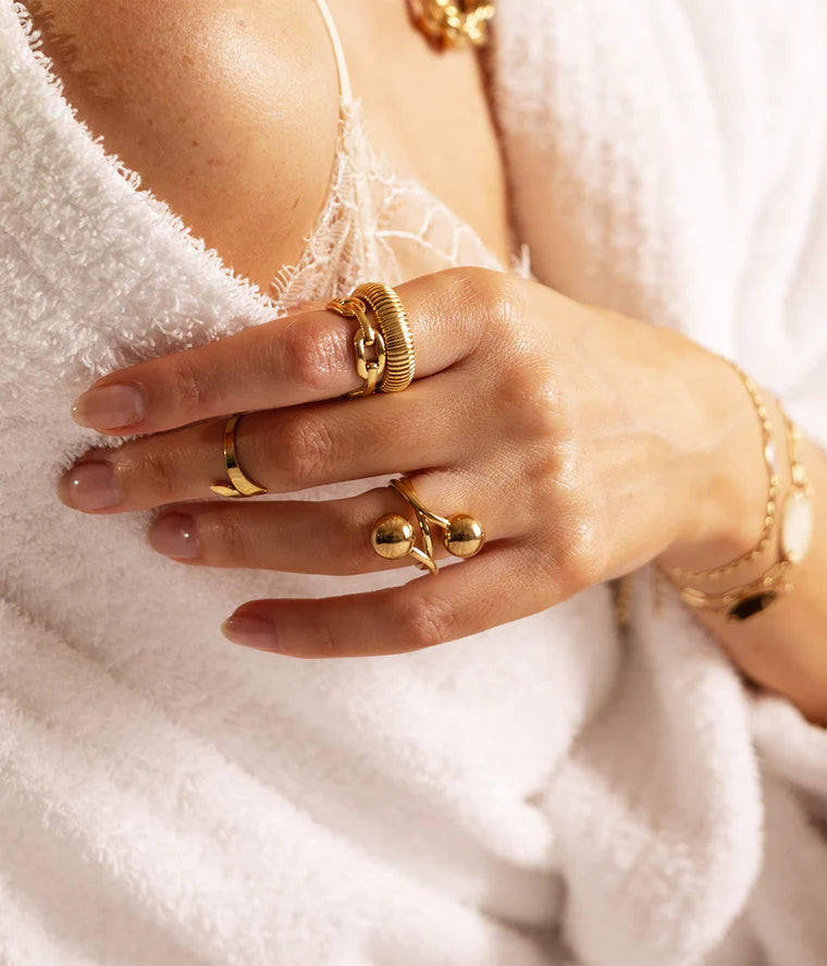 Bague Youli Zag portée au doigt